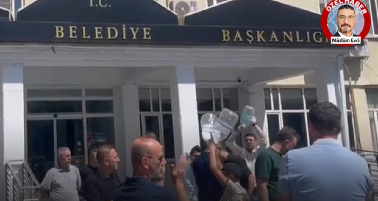 mhpli siyasetci su isteyen vatandaslarin uzerine yurudu soforu de yumruk atti kpTTCTLj