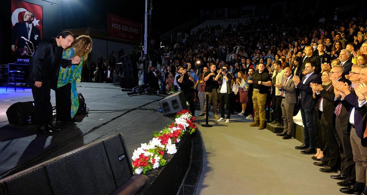ozgur ozel ferdi zeyrek amfi tiyatrosunun acilisinda fazil say konserini izledi UZ1wJ19J