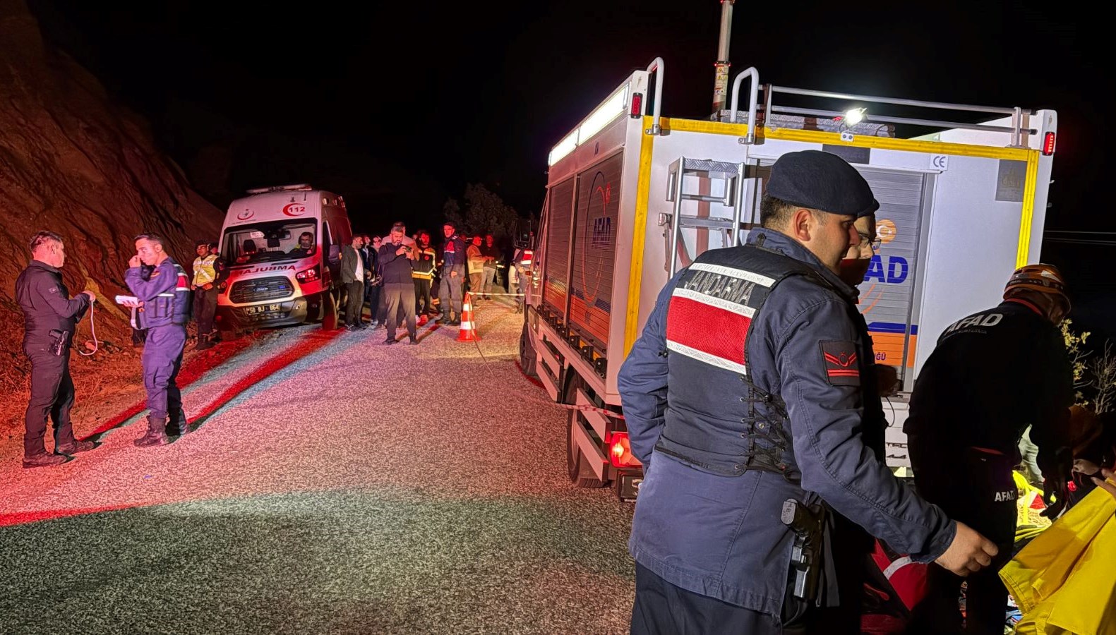 sivastafeci kaza aractaki 4kisi oldu b3dEadsq