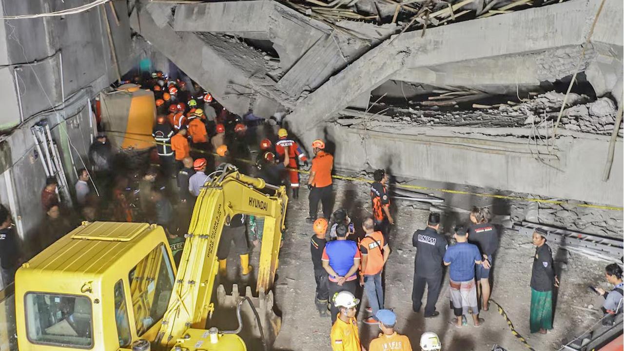 endonezyada okul binasi coktu olu sayisi artiyor 77C6YXUI