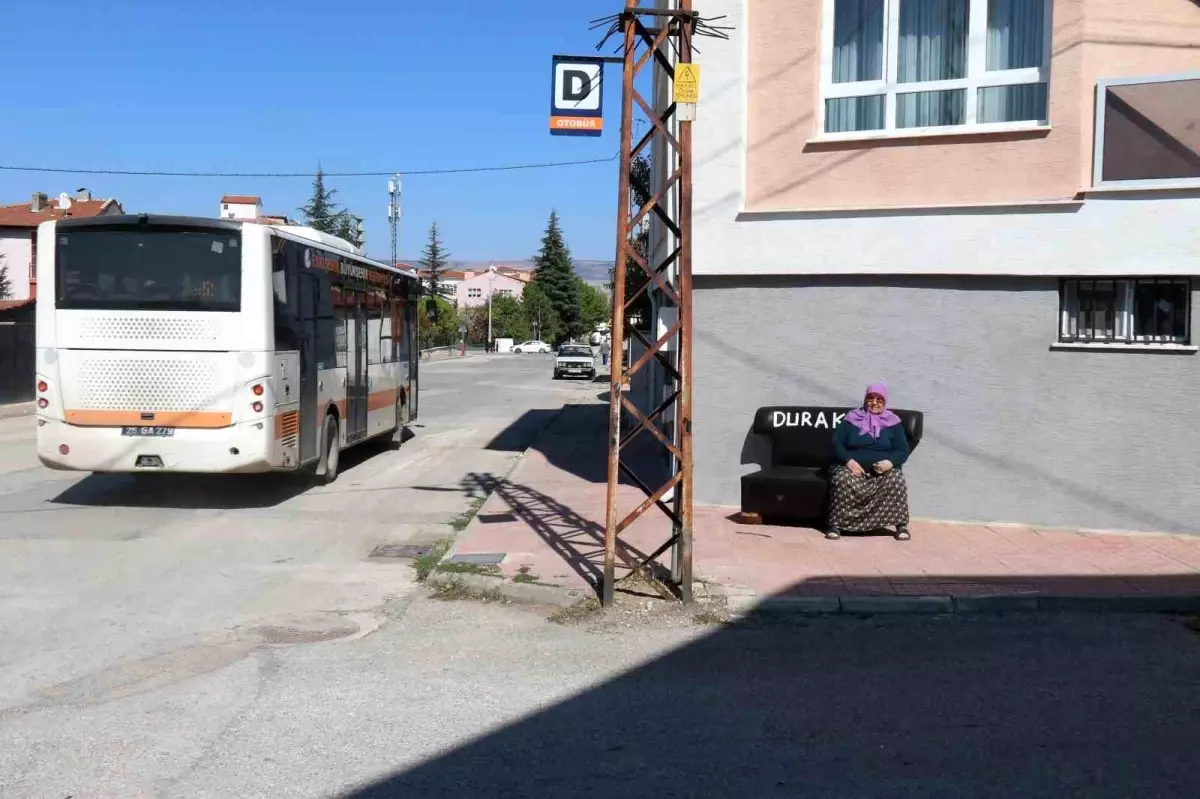 eskisehirde vatandaslar otobus duragina koltuk koydu 2fXGsQvQ