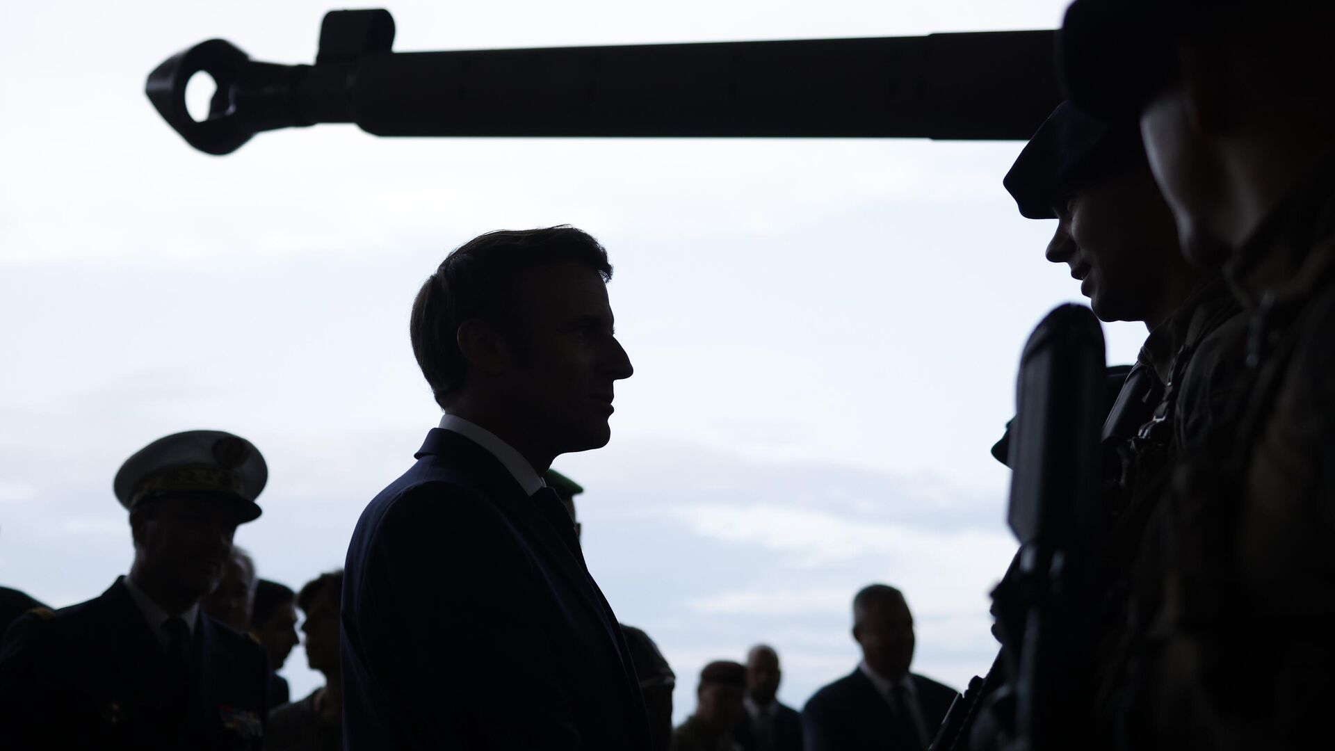 fransiz analist macronda orduda gorev yapmamis olmanin getirdigi bir kompleks var FwpXZbyd.jpg