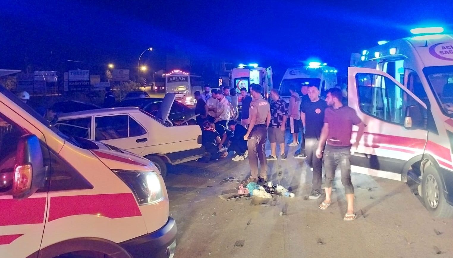 hatayda iki otomobil carpisti alti yarali isqyDuu8