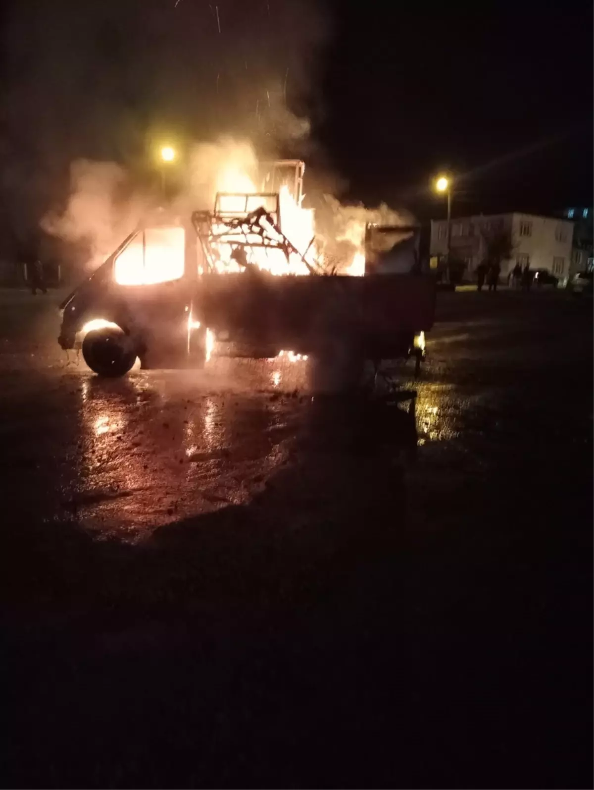 samsunda park halindeki arac yandi VfB6Xqjy.jpg