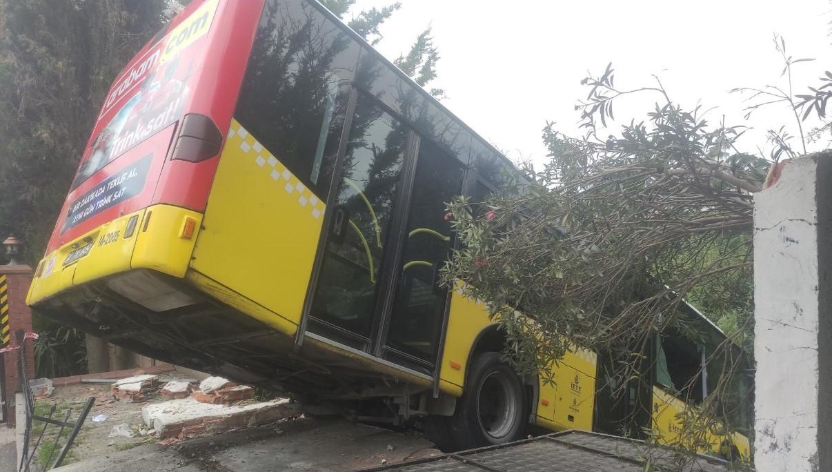 uskudarda iett otobusu kazasi U4cymiMb.jpg