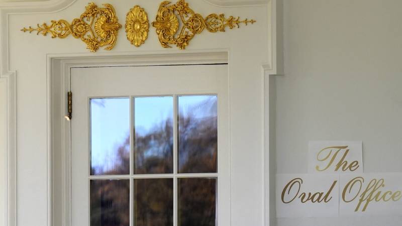 abd tarihinin en uzun huk met kapanmasini yasiyor trump oval ofise altindan tabela hazirlatiyor NH1ECXnE.jpg