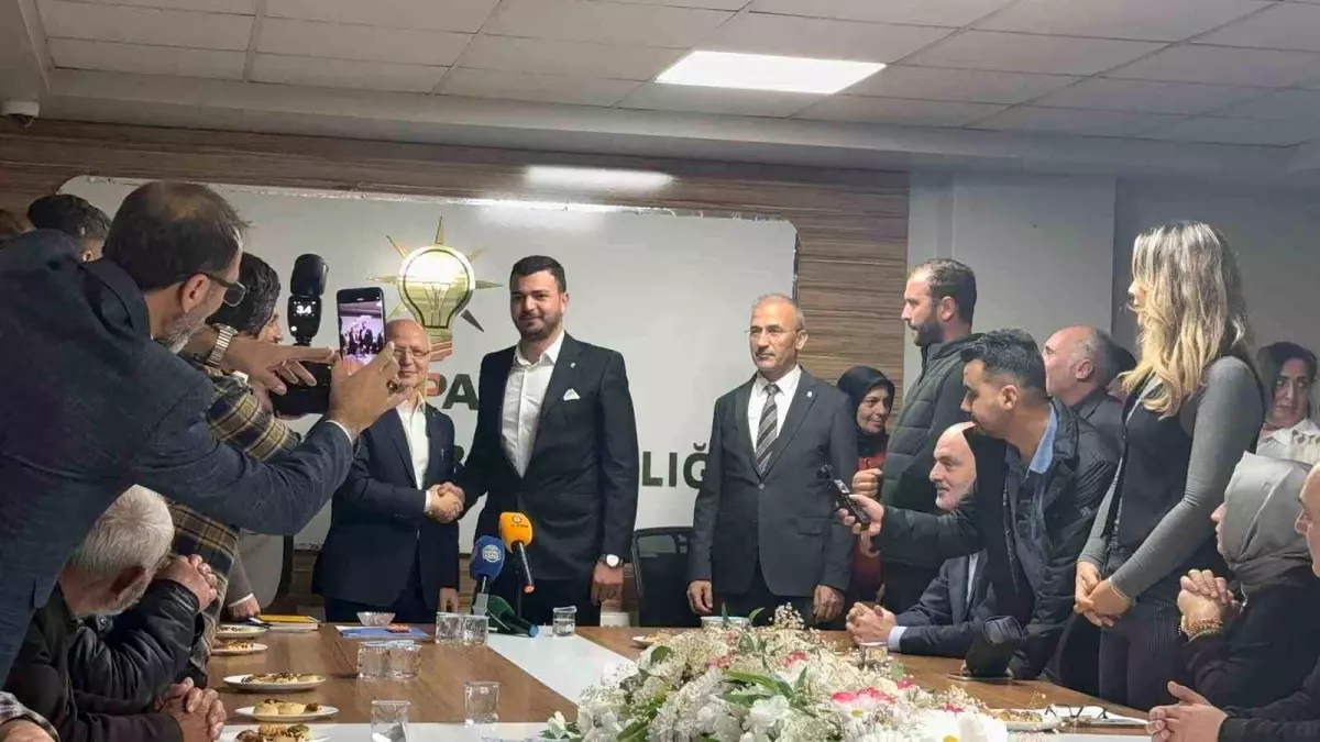 gemlikte ak partiye 800 yeni uye katildi nkbM77U7.jpg