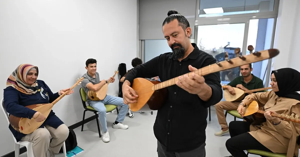 mersinde ucretsiz enstruman kurslarina yogun ilgi YIGB98FR.webp